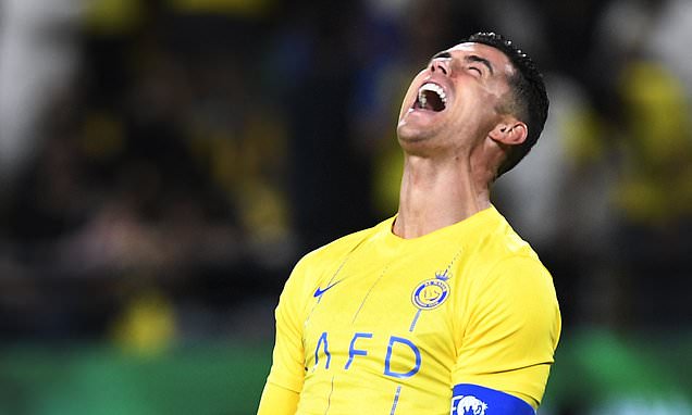 CRISTIANO RONALDO verse à nouveau des larmes tristes sur le terrain